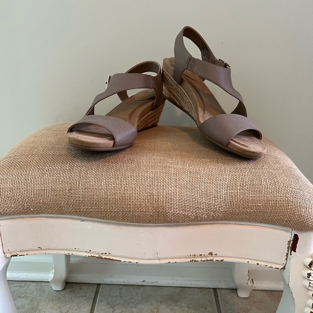 Giani Bernini Size 9 Wedge Memory Foam Sandal